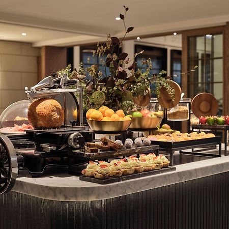 Hilton Melbourne Little Queen Street Dış mekan fotoğraf A buffet at a hotel