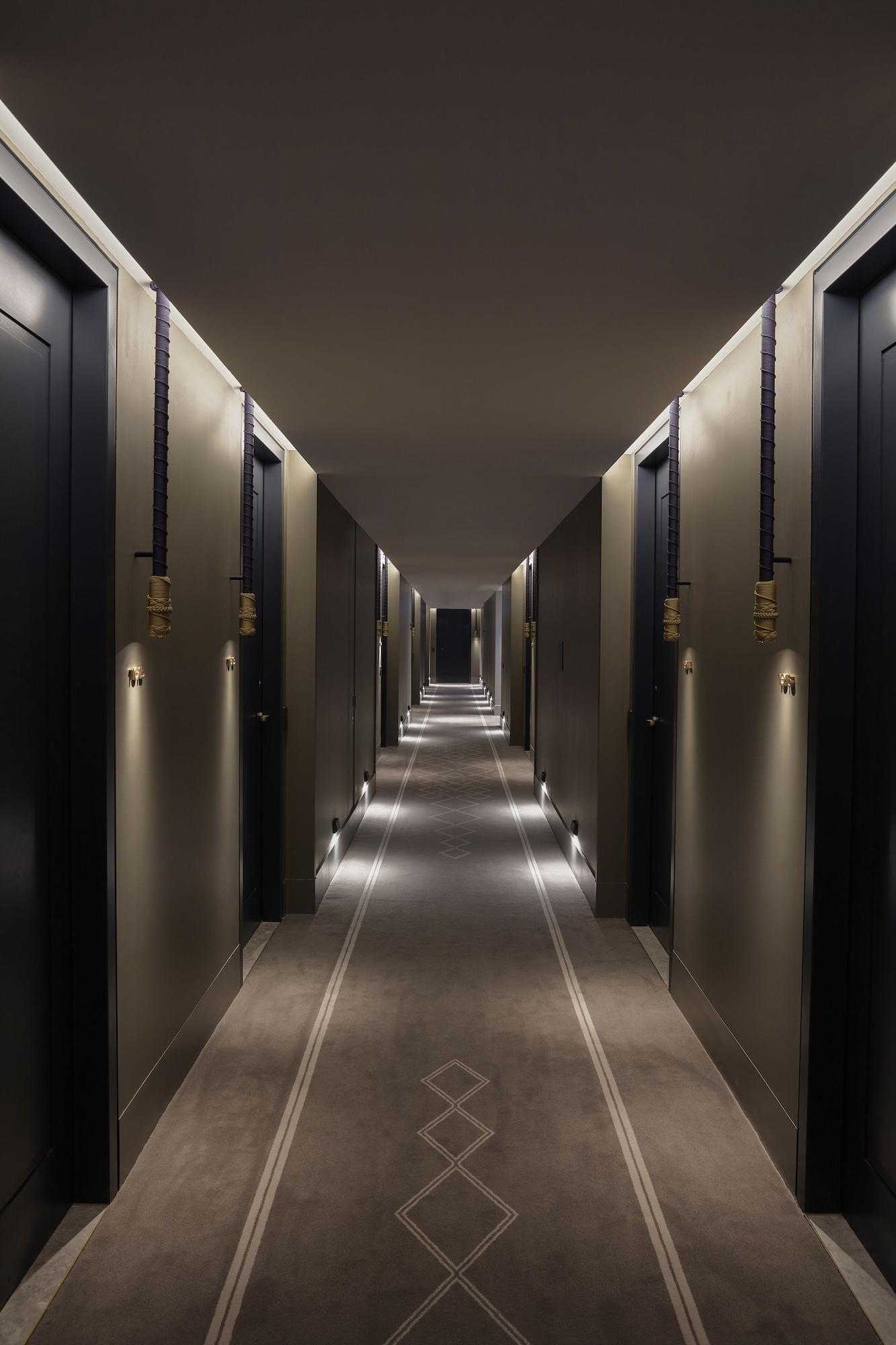Hilton Melbourne Little Queen Street Dış mekan fotoğraf A corridor at the hotel
