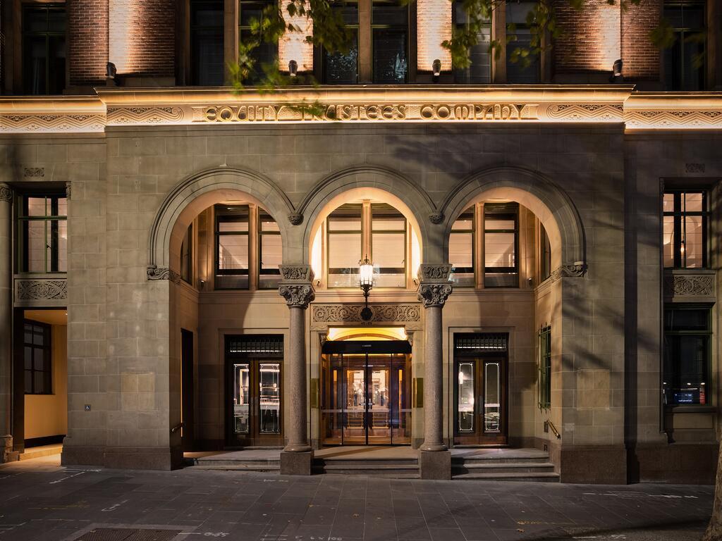 Hilton Melbourne Little Queen Street Dış mekan fotoğraf The entrance to the hotel