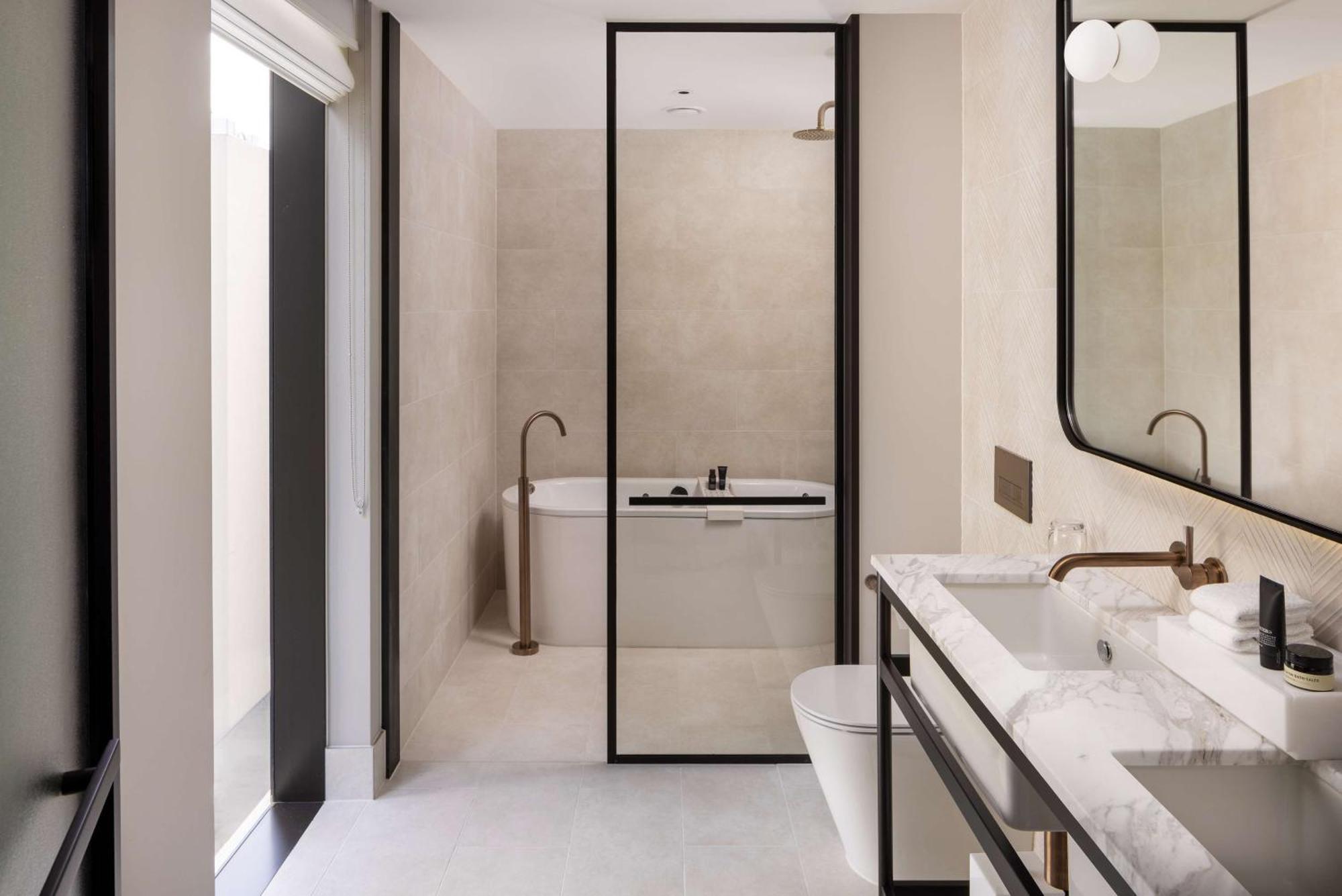 Hilton Melbourne Little Queen Street Dış mekan fotoğraf Bathroom