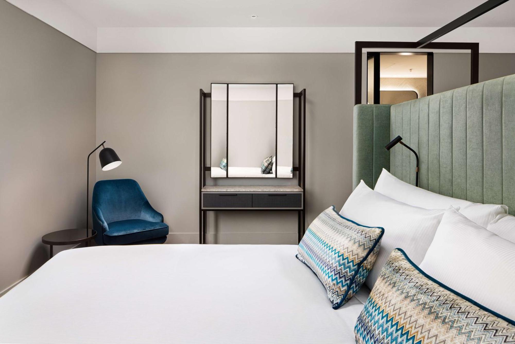 Hilton Melbourne Little Queen Street Dış mekan fotoğraf A bedroom at the hotel
