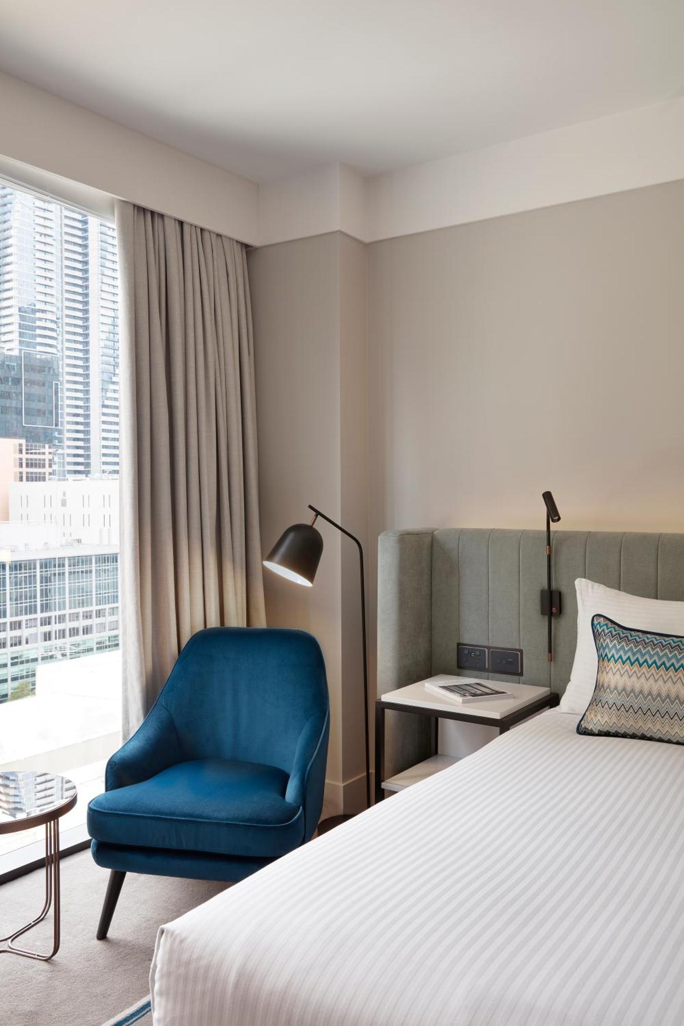 Hilton Melbourne Little Queen Street Dış mekan fotoğraf A room at the hotel