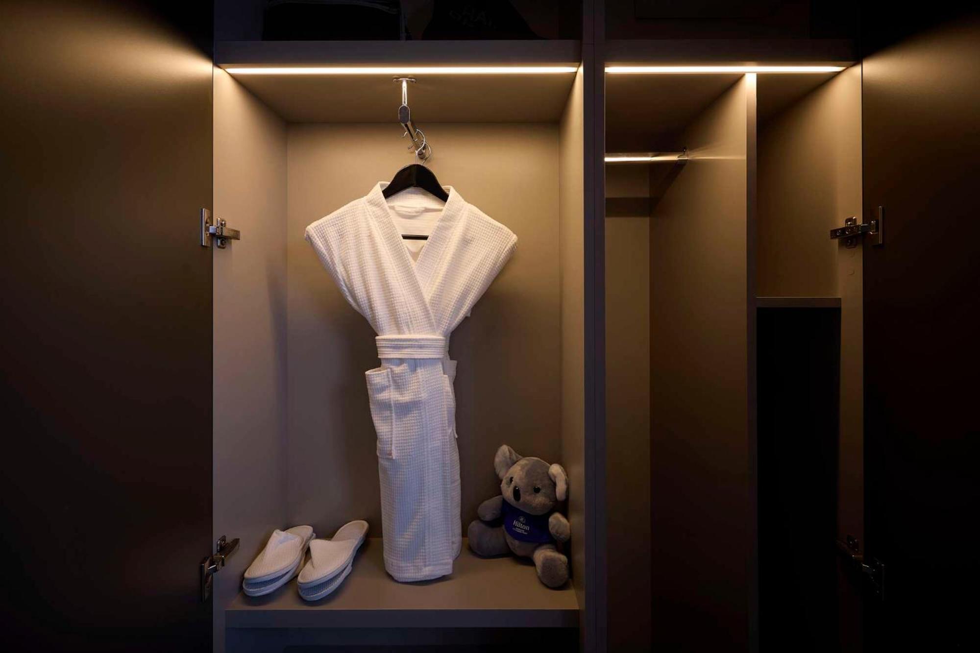Hilton Melbourne Little Queen Street Dış mekan fotoğraf A bathrobe in a hotel room