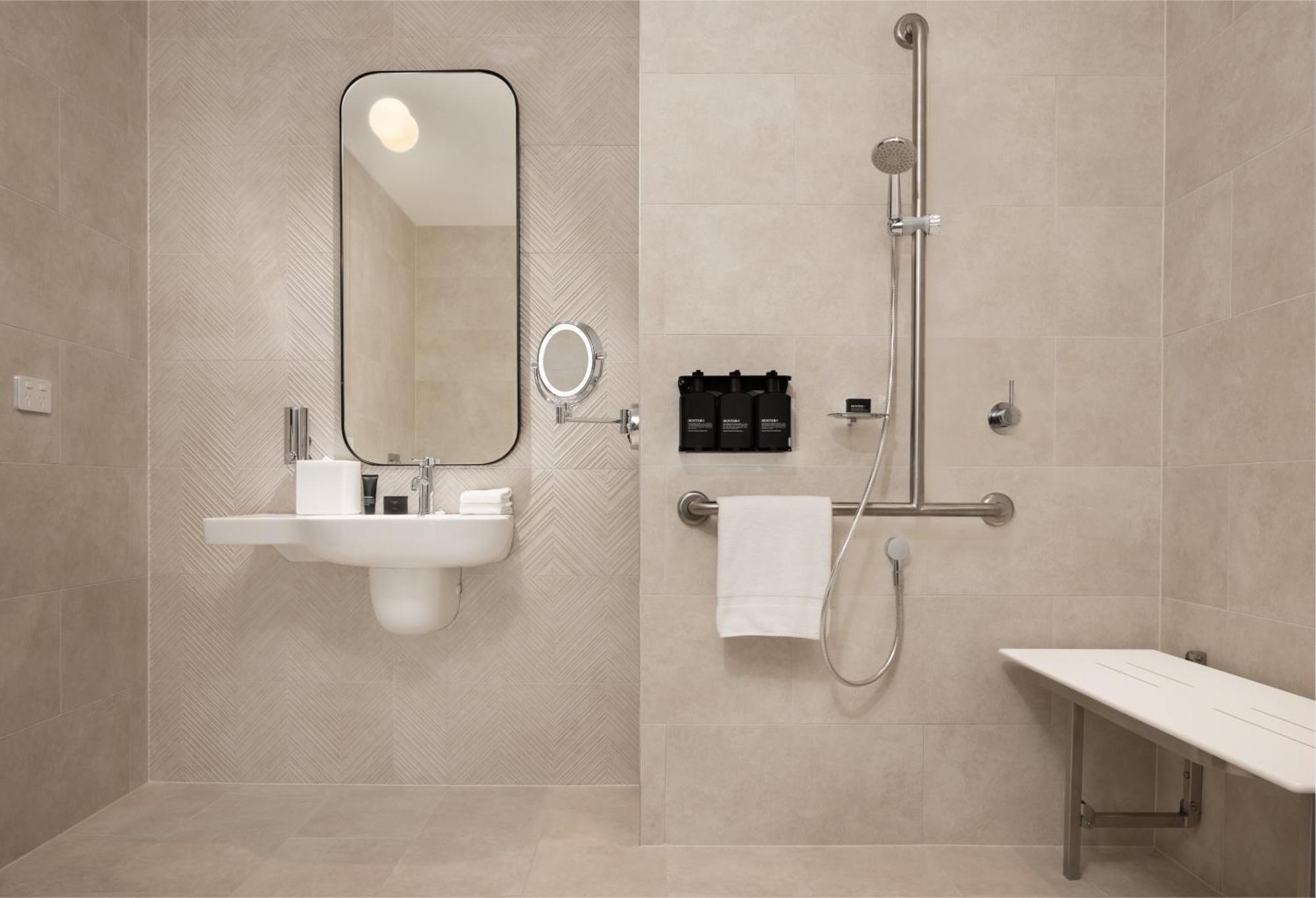 Hilton Melbourne Little Queen Street Dış mekan fotoğraf A wet room