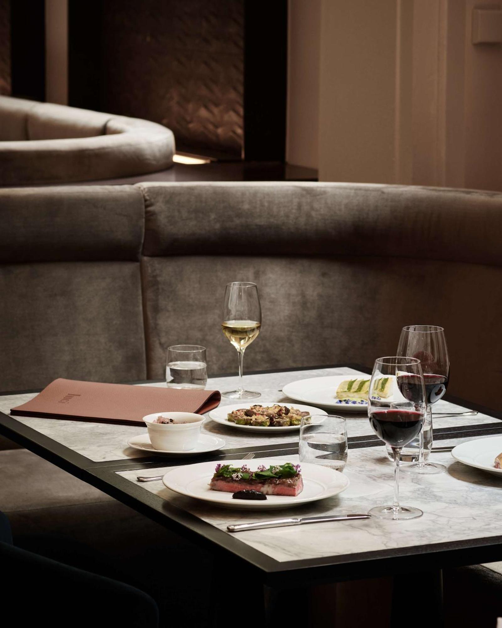 Hilton Melbourne Little Queen Street Dış mekan fotoğraf Restaurant AOC